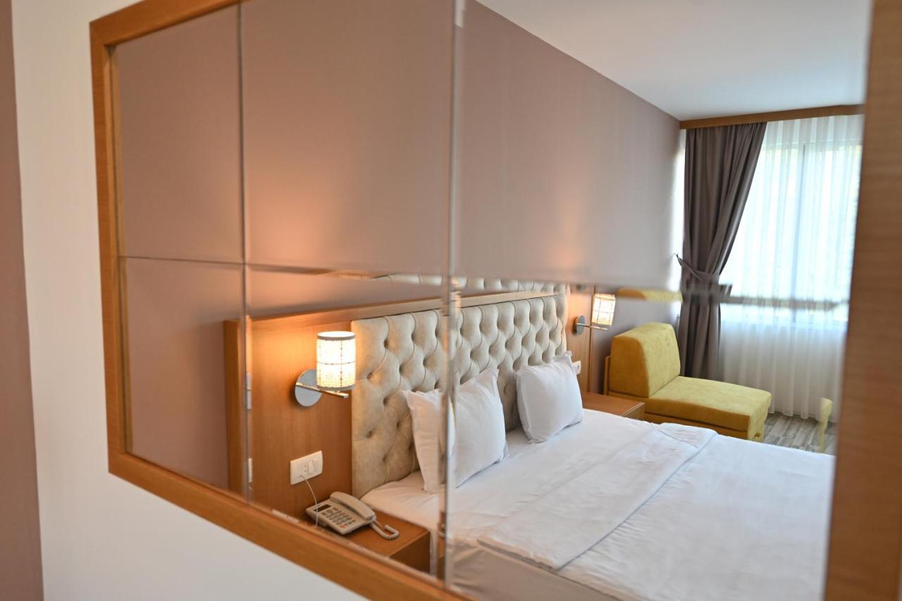 Hotel La Villa Gjakova エクステリア 写真