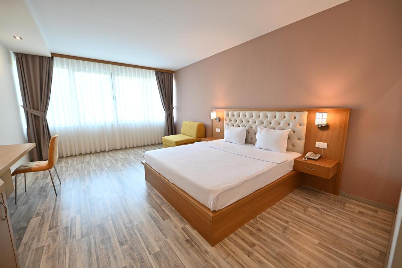 Hotel La Villa Gjakova エクステリア 写真