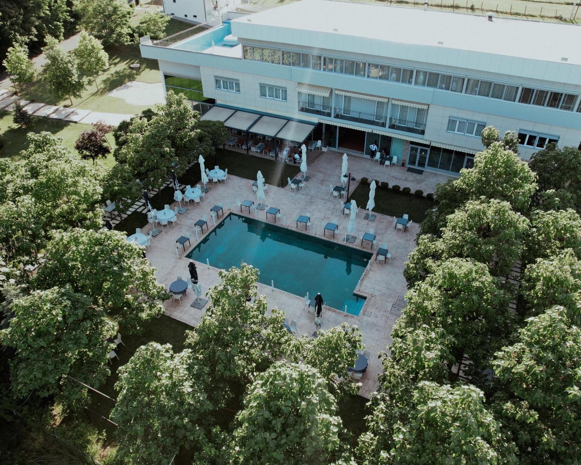 Hotel La Villa Gjakova エクステリア 写真